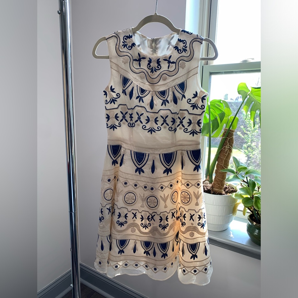 Embroidered dress | Size Small